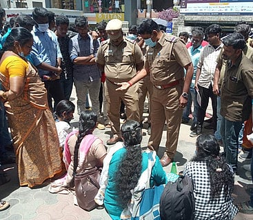 கோவை அரசு கலைக் கல்லூரியில் ஆசிரியா் கழகத்தினா் போராட்டம்