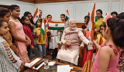தனது அலுவலக ஊழியர்களின் குழந்தைகளுடன் ரக்‌ஷா பந்தன் கொண்டாடிய பிரதமர் மோடி.