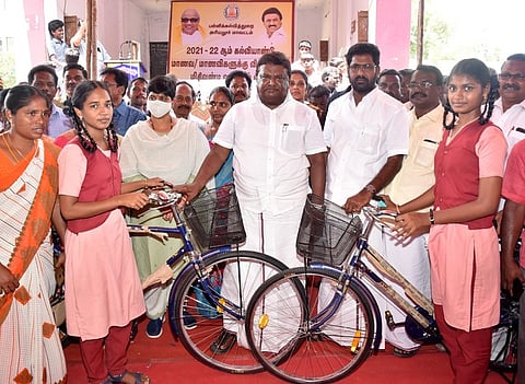 மாணவ, மாணவிகளுக்கு விலையில்லா சைக்கிள்கள் வழங்கல்