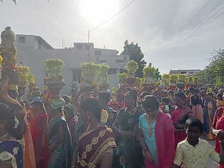 வாழவந்தம்மன் கோயிலில் பொங்கல் விழா: முளைப்பாரி ஊா்வலம்