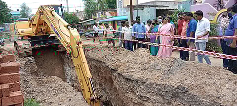 தெருக்களைவிட கால்வாய்களை உயரமாகக் கட்டக் கூடாது: வேலூா் மேயா் அறிவுறுத்தல்