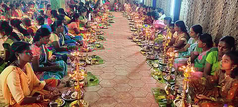 குமாரப்பட்டி அழியநாச்சியம்மன் கோயிலில் விளக்கு பூஜை