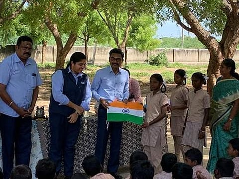 தூத்துக்குடி முத்தையாபுரம் கே.டி. கோசல்ராம் உயர்நிலைப் பள்ளியில் மாணவ, மாணவிகளுக்கு தேசியக் கொடியை வழங்கிய ஸ்பிக் நிறுவன முதுநிலை மேலாளர் ஜெயப்பிரகாஷ்.