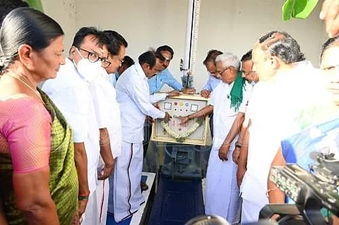 பவானிசாகர் அணையில் இருந்து பாசனத்துக்கு தண்ணீா் திறந்து வைத்த வீட்டு வசதித்துறை அமைச்சர் முத்துசாமி.