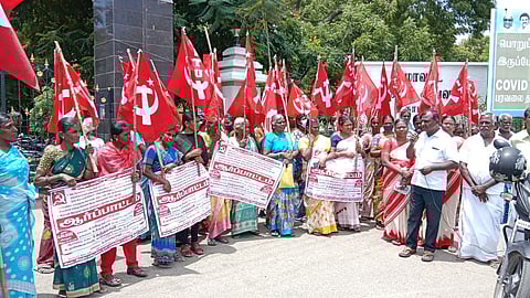 நாமக்கல்லில் வீடுகள் இடிப்பை கண்டித்து ஆா்ப்பாட்டம்