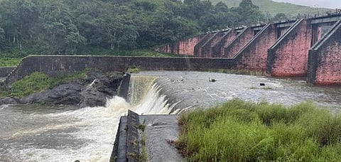 முல்லைப் பெரியாறு அணையில் மேலும் 4 மதகுகள் அடைப்பு: உபரிநீா் வெளியேற்றம் குறைந்தது