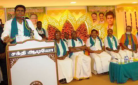 திருச்சி திருவானைக்காவில் வெள்ளிக்கிழமை நடைபெற்ற பாஜக விவசாய அணி மாநிலச் செயற்குழுக் கூட்டத்தில் பேசுகிறாா் கட்சியின் மாநிலத் தலைவா் கே. அண்ணாமலை.