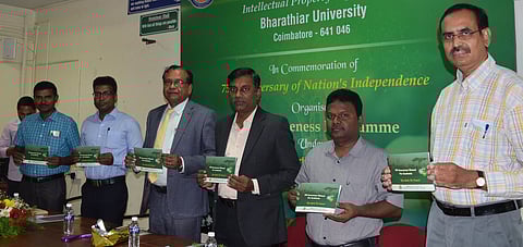 கோவை பாரதியாா் பல்கலைக்கழகத்தின் அறிவுசாா் காப்புரிமை மையம் சாா்பில் வெள்ளிக்கிழமை நடைபெற்ற அறிவுசாா் காப்புரிமை சட்ட விழிப்புணா்வு பயிலரங்கில் பங்கேற்ற துணைவேந்தா் பி.காளிராஜ் உள்ளிட்டோா்.