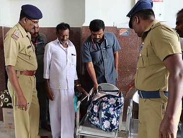 சுதந்திர தினத்தை முன்னிட்டு கோவை ரயில் நிலையத்தில் பயணிகளின் உடைமைகளை வெள்ளிக்கிழமை சோதனை மேற்கொண்ட ரயில்வே போலீஸாா்.