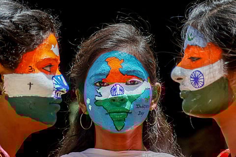 75வது சுதந்திர தின விழாவை முன்னிட்டு, சென்னையில் நடைபெற்று வரும் ஒத்திகை அணிவகுப்பில், மூவர்ணக் கொடியை முகத்தில் வரைந்த பெண்கள்.