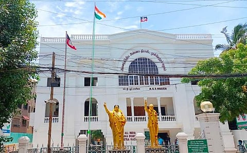 அதிமுக தலைமை அலுவலகத்தில் தேசியக் கொடி