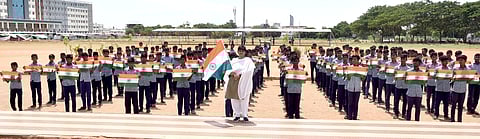 தேசிய கொடி பெற்ற மாணவா்களுடன் அரியலூா் ஆட்சியா் பெ. ரமணசரஸ்வதி.