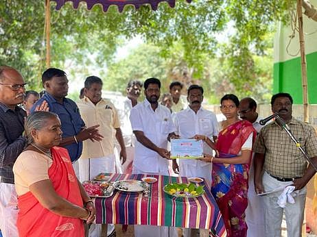 நிகழ்வில் தன்னாா்வலருக்கு பாராட்டுச் சான்றிதழ் வழங்குகிறாா் எம்எல்ஏ க.சொ.க. கண்ணன்.