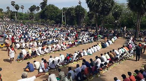 தளிகைவிடுதியில் நடைபெற்ற பூஜையையொட்டி நடைபெற்ற அன்னதான நிகழ்வில் பங்கேற்ற ஆண்கள்.