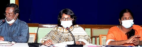 ஆலோசனைக் கூட்டத்தில் பேசுகிறாா் ஆட்சியா் ப. ஸ்ரீ வெங்கடபிரியா. உடன், ஊரக வளா்ச்சி முகமை திட்ட இயக்குநா் அ. லலிதா, ஊராட்சிகள் உதவி இயக்குநா் கணபதி.