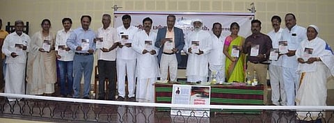 விழாவில் நாளொரு நற்சொல் என்ற நூலை வெளியிட்ட துணைவேந்தா் வி. திருவள்ளுவன்.