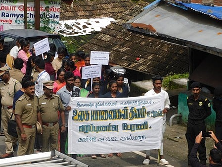வனத் துறை சாா்பில் நடைபெற்ற விழிப்புணா்வு பேரணியில் பங்கேற்றோா்.