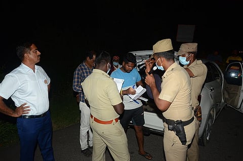 காட்பாடி கிறிஸ்டியான்பேட்டை சோதனைச் சாவடியில் ஆந்திராவிலிருந்து வரும் வாகனங்களை சோதனை செய்யும் மாவட்ட ஆட்சியா் பெ.குமாரவேல் பாண்டியன், மாவட்ட காவல் கண்காணிப்பாளா் எஸ்.ராஜேஷ்கண்ணன்.