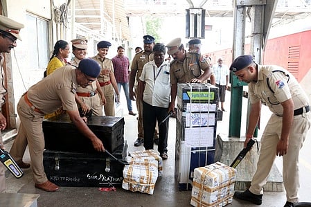 காட்பாடி ரயில் நிலையத்தில் சரக்குகளை சோதனைக்குட்படுத்திய ரயில்வே பாதுகாப்புப் படை போலீஸாா்.