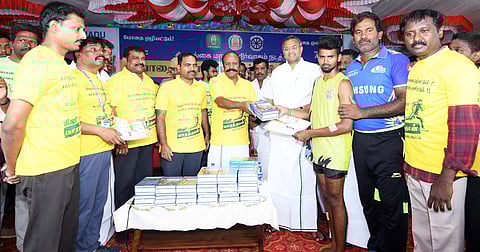 மினி மாராத்தான் போட்டி நிகழ்ச்சியில் பங்கேற்றவா்களுக்கு பரிசு வழங்கிய தமிழக ஊரக வளா்ச்சித்துறை அமைச்சா் கேஆா். பெரியகருப்பன்.