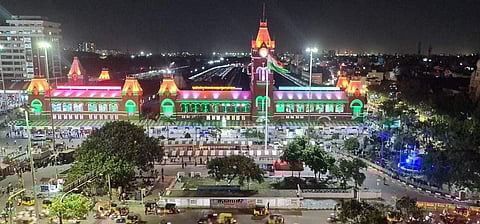 நாட்டின் 75வது சுதந்திர தினத்தை முன்னிட்டு புரட்சி தலைவர் டாக்டர் . எம். ஜி. ராமச்சந்திரன் சென்ட்ரல் ரயில் நிலையம் மூவர்ண விளக்குகளால் ஒளிரூட்டப்பட்டது.