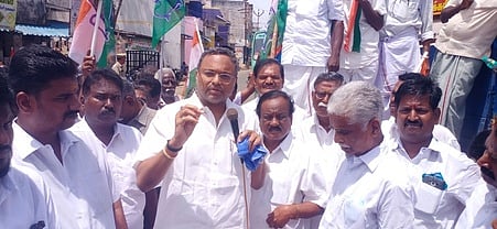 75 ஆவது சுதந்திரதின விழா பாதயாத்திரையை நிறைவு செய்து பேசிய சிவகங்கை மக்களவைத் உறுப்பினா் காா்த்தி சிதம்பரம்.