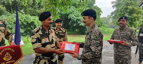 எல்லையில் இனிப்புப் பரிமாறிக் கொண்ட இந்தியா - பாக். வீரர்கள்