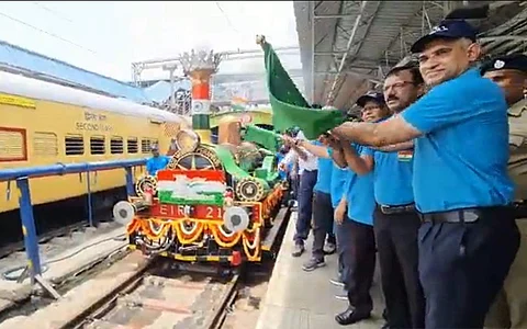 சென்னை எழும்பூர் - கோடம்பாக்கம் இடையே 167 ஆண்டுகள் பழமைவாய்ந்த நீராவி இன்ஜின் சிறப்பு ரயில் இயக்கி சென்னை மக்களை மகிழ்ச்சியில் ஆழ்த்தியுள்ளது தெற்கு ரயில்வே.