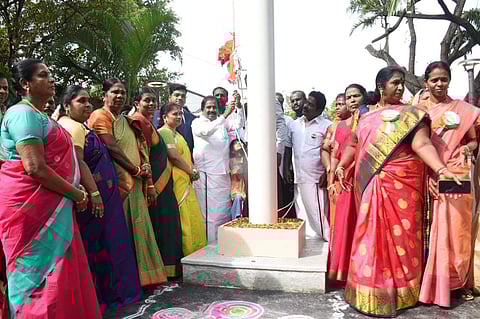 திருச்சி மாநகராட்சியில் நடைபெற்ற சுதந்திர நாள் விழாவில் மேயர் மு.அன்பழகன் தேசியக்கொடி ஏற்றி வைத்தார்.