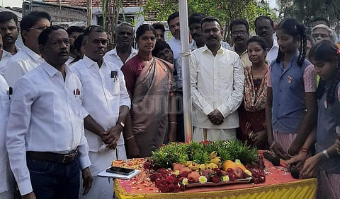புத்தக வாசிப்பு அவசியம்: நூலகத்தில் புத்தகங்கள் வாசித்து ஐஏஎஸ் ஆனவர் 