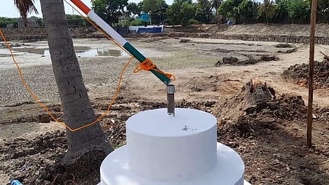 திருவாரூரில் சேதமடைந்த கொடிக் கம்பம்