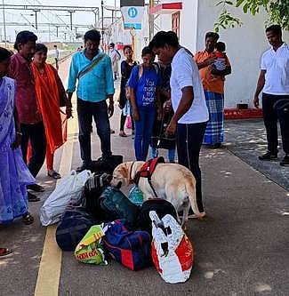 அரியலூா் ரயில் நிலையத்தில் பயணிகளின் உடமைகளை மோப்ப நாய் உதவியுடன் சோதனையிடும் காவல் துறையினா்.