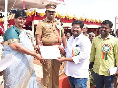 அரியலூரில் திங்கள்கிழமை நடைபெற்ற சுதந்திர நாள் விழாவில், செய்தி மற்றும் மக்கள் தொடர்புத் துறையில் சிறப்பாக பணியாற்றிய புகைப்பட கலைஞர் பாரதிதாசனுக்கு நற்சான்றிதழை வழங்குகிறார் ஆட்சியர் பெ.ரமணசரஸ்வதி.