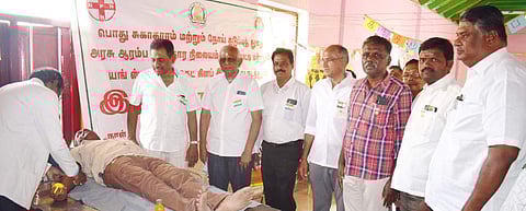 ரத்ததான முகாமினை தொடக்கி வைக்கின்றனர் சங்ககிரி மருத்துவர்  எ.ஜெகநாதன், சங்ககிரி லாரி உரிமையாளர்கள் சங்கத் தலைவர் என்.கந்தசாமி