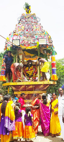 பெருநகா் ஸ்ரீகளரொளியம்மன் கோயிலில் நடைபெற்ற தேரோட்டம்