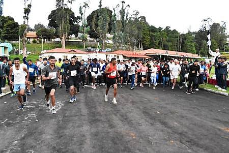 மினி மாரத்தான் போட்டியில் பங்கேற்றோா்.