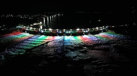 மேட்டூர் அணையில் மூவர்ண விளக்குகளால் ஜொலிக்கும் காவிரி