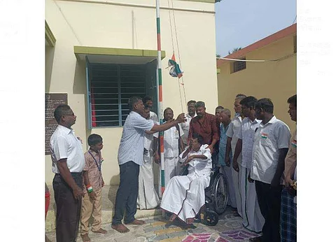 நாட்டின் சுதந்திர தினத்தை முன்னிட்டு மணி கிராமஊராட்சி மன்றத் தலைவர் முல்லை வேந்தன் தன்னுடைய உடல் நிலையும் பொருட்படுத்தாது சக்கர நாற்காலியில் வந்து தேசியக்கொடி ஏற்றினார்.