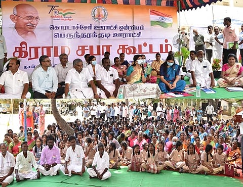 திருவாரூா் அருகே பெருந்தரக்குடியில் நடைபெற்ற கிராம சபைக் கூட்டத்தில் பேசிய ஆட்சியா் ப. காயத்ரி கிருஷ்ணன்.