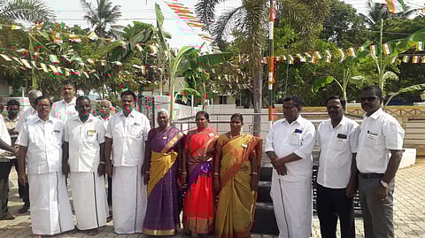 கொடி ஏற்றி வைத்து மரியாதை செலுத்திய ஒன்றியக் குழுத் தலைவா் கமலா அன்பழகன் உள்ளிட்டோா்.