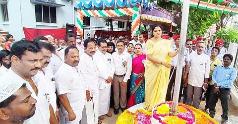 வேலூா் மாநகராட்சியில் தேசியக் கொடியேற்றி நலத்திட்ட உதவிகள் வழங்கிய மேயா்