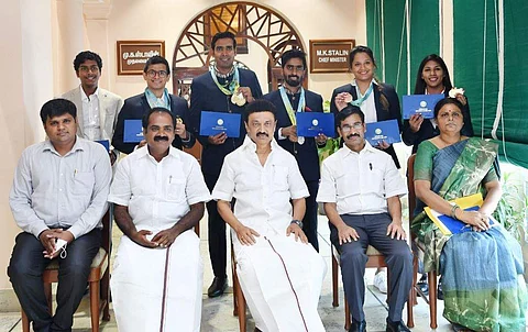 காமன்வெல்த் போட்டியில் வென்றவர்களுக்கு ஊக்கத்தொகை: முதல்வர் வழங்கினார்