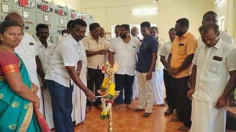 நடுவக்குறிச்சியில் நடந்த விழாவில் குத்து விளக்கு ஏற்றுகிறார் தெற்கு ஒன்றிய திமுக செயலர் ஆ.பாலமுருகன்.