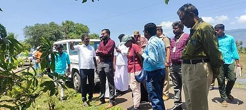 பல்லுயிர் பெருக்க மையம் அமைய உள்ள வாகைக்குளத்தைப் பார்வையிடுகிறார் தென்காசி மாவட்ட ஆட்சியர் ஆகாஷ்