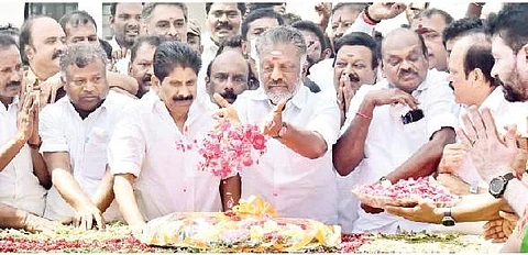 சென்னை உயர்நீதிமன்றத் தீர்ப்பையடுத்து, ஜெயலலிதா நினைவிடத்தில் புதன்கிழமை மரியாதை செலுத்திய அதிமுக ஒருங்கிணைப்பாளர் ஓ.பன்னீர்செல்வம்.