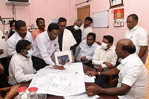 திருமங்கலம் அரசு ஹோமியோபதி மருத்துவக் கல்லூரியில் புதிய கட்டடம் கட்டுவது தொடர்பாக ஆய்வில் ஈடுபட்ட மக்கள் நல்வாழ்வுத் துறை அமைச்சர் சுப்பிரமணியன்.
