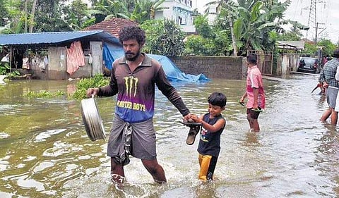 கேரளத்தில் தொடரும் கனமழை: 3 மாவட்டங்களுக்கு சிவப்பு நிற எச்சரிக்கை