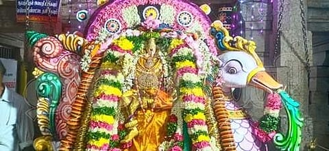 மானாமதுரையில் நடைபெற்ற ஆடிப்பூர விழாவின்போது வளையல்கள், பூமாலைகள் அலங்காரத்தில் எழுந்தருளி அருள்பாலித்த ஸ்ரீ ஆனந்தவல்லி அம்மன்.