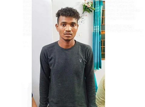 பாப்பிரெட்டிப்பட்டி அருகேயுள்ள பாப்பம்பாடி பாரதி நகரில் கைது செய்யப்பட்ட மாவோயிஸ்ட் தீவிரவாத அமைப்பைச் சேர்ந்த செட்டே (எ) சீனிவாச முல்லா கெவுடு.