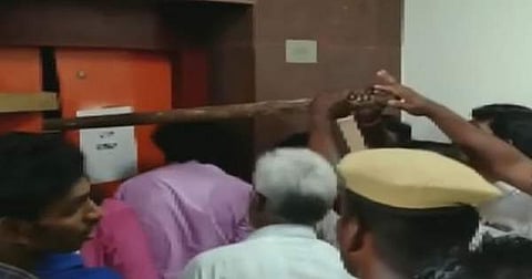 கரூர் ஆட்சியர் அலுவலகத்தில் பரபரப்பு... லிஃப்ட்டில் சிக்கிக்கொண்ட 10 பேரும் பத்திரமாக மீட்பு!
